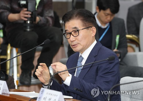 답하는 조한규 전 세계일보 사장      (서울=연합뉴스) 김현태 기자 = 15일 오전 국회에서 열린 최순실 국정농단 의혹 진상규명을 위한 국정조사 특위 4차 청문회에서 조한규 전 세계일보 사장이 의원들의 질문에 답하고 있다.