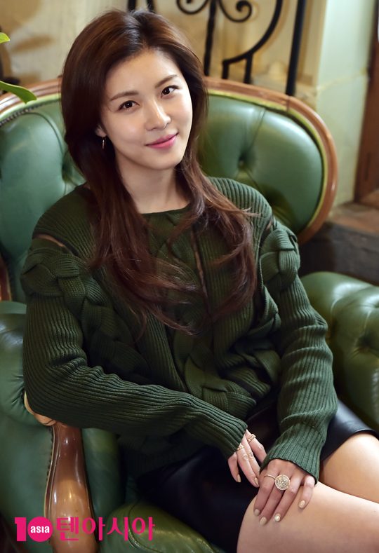 영화 ‘목숨건 연애’ 에서 열연한 배우 하지원이 12일 오후 서울 종로구 삼청동의 한 카페에서 텐아시아와 인터뷰에 앞서 포즈를 취하고 있다.