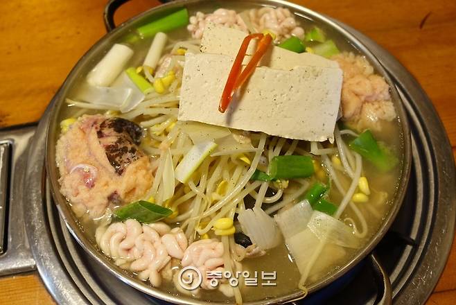 연·대구정식에 나온 대구머리맑은탕. 토실토실한 이리와 주먹만한 알이 들어갔다.