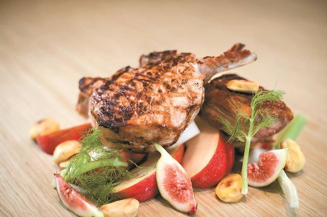 밀레니엄 서울힐튼의 프렌치 레스토랑 ‘시즌즈’가 제주산 흑돼지로 선보인 정찬 코스의 메인 메뉴.