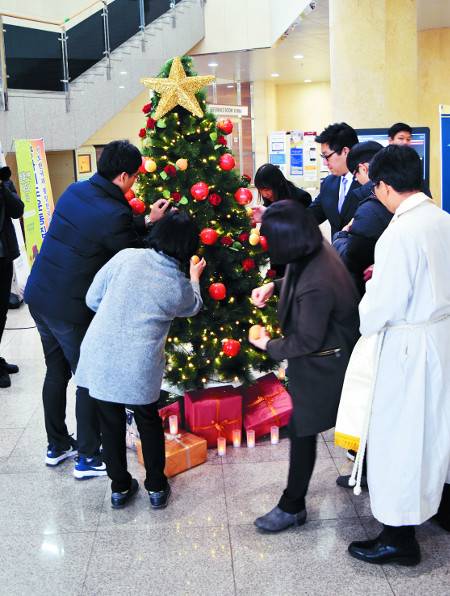 서울신대 학생들이 지난달 경기도 부천 본교에서 열린 대림절 성탄목 장식예식에서 성탄목에 장식을 매달고 있다.