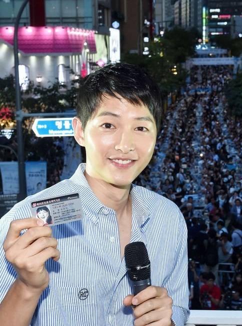 [사진설명=송중기가 홍보에 나섰던 신촌 맥주축제. 서대문구는 신촌의 활성화에 힘입어 외국인 관광객 증가율 2위를 기록했다.]