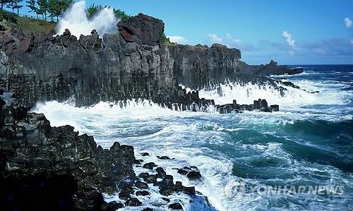 (제주=연합뉴스) 김호천 기자 = 스위스 비영리 재단인 '뉴세븐원더스(New7Wonders)'가 주관하는 세계 7대 자연경관에 선정된 제주도의 빼어난 자연경관의 하나인 주상절리. <<지방기사 참고. 제주도 제공>> 2011.4.21.      khc@yna.co.kr