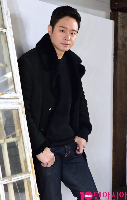 배우 천정명이 서울 종로구 삼청동의 한 카페에서 텐아시아와 인터뷰에 앞서 포즈를 취하고 있다.