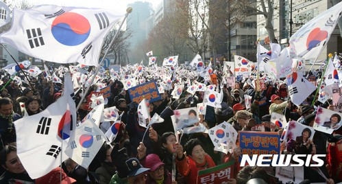【서울=뉴시스】홍효식 기자 = 17일 오전 서울 종로구 안국역 인근에서 박근혜를 사랑하는 모임(박사모)등 보수단체 회원들이 집회를 열고 박근혜 대통령 탄핵 무효와 국회 해산을 촉구하고 있다. 2016.12.17.   yesphoto@newsis.com