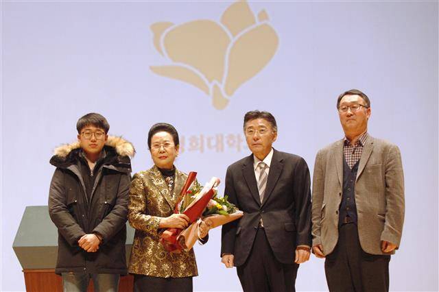 모교 경희대에 1300억 기부한 이영림 한의사 - 경희대는 이영림(왼쪽 두 번째) 영림한의원장이 부동산·소장품 등 1300억원 상당의 재산 기부를 약속했다고 16일 밝혔다. 1974년 경희대 한의학과를 졸업한 이 원장은 이란왕립병원 의사, 이란 왕실 주치의 등을 역임했다.경희대 제공