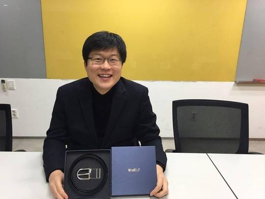 웰트 제품을 들고 있는 강성지 웰트 대표. / 이다비 기자