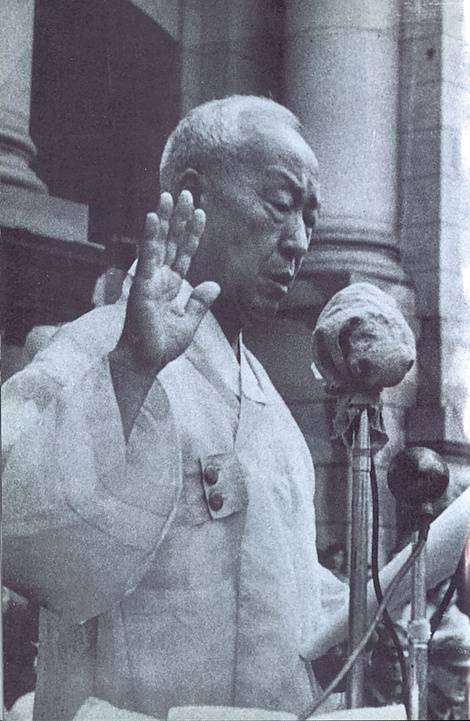 이승만은 4·19 직후에도 부정선거의 책임을 부인했고 사퇴 의지가 없었다. 하지만 그는 미국의 설득으로 하야를 결심했다. 하야 성명에서 그는 6500여명의 사상자가 난 4·19 혁명에 대해 어떤 사과도 하지 않았다.  <한겨레> 자료사진