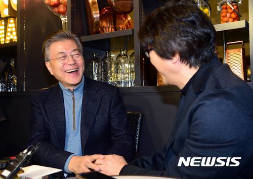 【부산=뉴시스】 하경민 기자 = 더불어민주당 문재인 전 대표가 원전 재난을 다룬 영화 '판도라'를 관람하기 위해 18일 오후 부산 부산진구 NC백화점 롯데시네마를 방문, 이 영화의 박정우 감독과 상영관에 입장하기에 앞서 대화를 하고 있다. 2016.12.18.   yulnetphoto@newsis.com