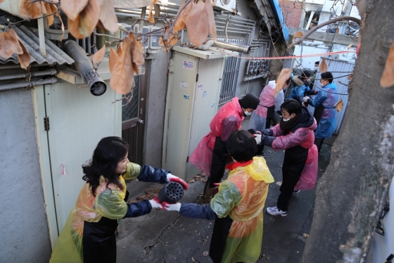 지난 16일 KT스카이라이프 임직원들이 서울 수색동 저소득 가구에 연탄을 전달했다./사진제공=KT스카이라이프