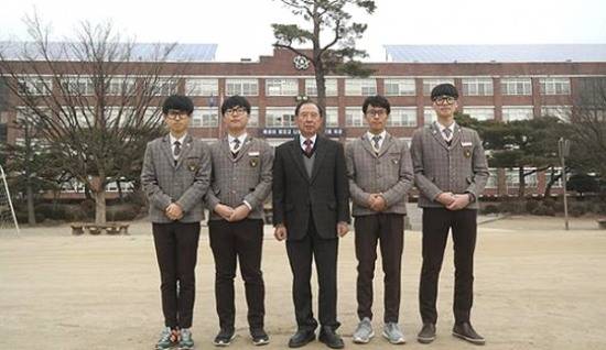 왼쪽부터 신승교,김상희군,권무탁 학교 이사장,구본재,오찬영 군과 함께 기념촬영을 하고 있다.(대영고 제공)