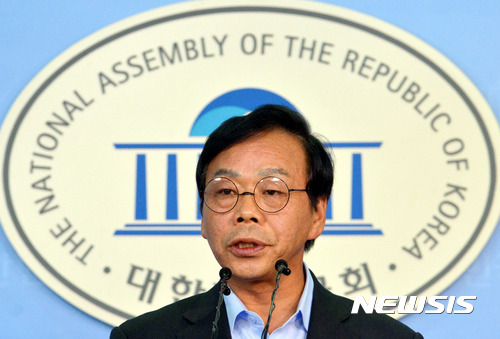 【서울=뉴시스】박진희 기자 = 친박 이완영 새누리당 의원이 최순실 최측근 정동춘 전 K스포츠재단 이사장을 지난 4일에 이어 9일에도 만난 것으로 밝혀진 19일 오후 서울 여의도 국회 정론관에서 기자회견을 하고 있다. 2016.12.19.  pak7130@newsis.com