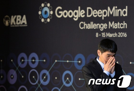 이세돌 9단이 지난3월15일 서울 종로구 포시즌스 호텔에서 열린 '구글 딥마인드 챌린지 매치' 인공지능(AI) 바둑 프로그램 알파고(AlphaGo)와의 5번기 제5국을 마치고 기자회견장을 나서고 있다. 이세돌 9단은 구글 딥마인드(Google DeepMind)가 개발한 인공지능(AI) 바둑프로그램인 알파고(AlphaGo)와의 5번기 대국에서 1대4로 패배했다. 세계정상의 바둑기사가 인공지능 프로그램에 패배하는 사건은 한국인을 넘어서 인류에게 충격적인 일이었다. 이 대국이후 대한민국에는 인공지능(AI)에 대한 공포감과 더불어 인공지능 열풍이 불었다.2016.12.20/뉴스1 © News1 송원영 기자