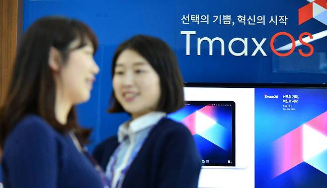 티맥스소프트와 한글과컴퓨터가 올해 `매출 1000억 클럽`에 가입한다. 양사는 내년 신제품 개발과 수출 확대로 매출 성장을 이어간다. 20일 티맥스소프트 직원이 경기도 분당 티맥스타워에 마련된 `티맥스OS` 체험관을 지나고 있다.윤성혁기자 shyoon@etnews.com