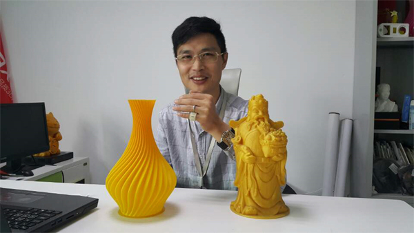 황웨이 피맥스(PMAX) 회장이 3D 프린터로 제작한 제품들과 반지를 보여주고 있다. [선전 = 김대기 기자]