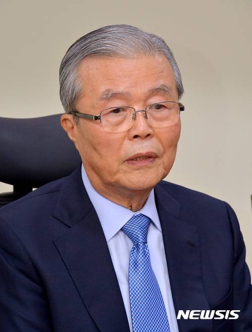 【서울=뉴시스】박진희 기자 = 20일 오전 서울 여의도 국회 의원회관에서 새누리당 ‘국가변혁을 위한 개헌추진위원회의’(대표 이주영, 개헌추진회의)가 김종인 더불어민주당 전 대표를 초청해 개헌을 주제로 간담회를 가지고 있다. 2016.12.20. pak7130@newsis.com