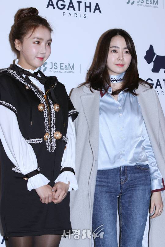 배우 하수민과 이수인이 20일 열린 아가타 골프의 한국 런칭을 축하하는 ‘데뷔 아가타 골프(DEBUT AGATHA GOLF)’ 이벤트에 참석해 포즈를 취하고 있다.