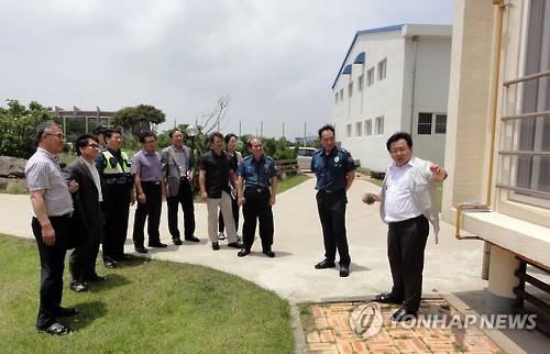 (제주=연합뉴스) 제주도교육청은 유관기관, 지역사회와 함께 도내 섬 지역 학교 관사 현장을 찾아 안전망을 점검하고 있다. 2016.6.14 [제주도교육청 제공=연합뉴스]  atoz@yna.co.kr  (끝)