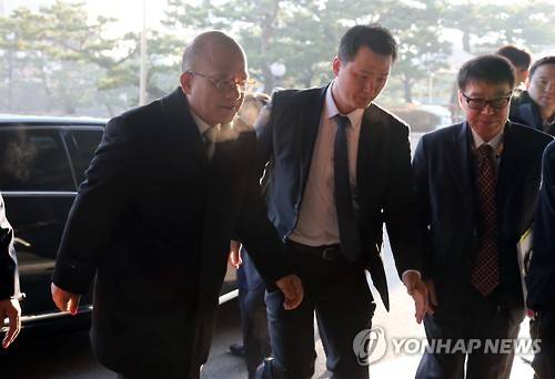 출근하는 박한철 헌법재판소장       (서울=연합뉴스) 정하종 기자 = 박한철 헌법재판소장(왼쪽)이 20일 오전 서울 종로구 헌법재판소로 출근하고 있다.