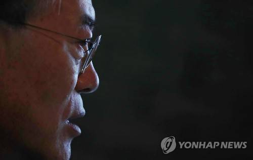 문재인 전 대표 인터뷰     (서울=연합뉴스) 김도훈 기자 = 더불어민주당 문재인 전 대표가 20일 오전 서울 마포구의 한 카페에서 연합뉴스와 인터뷰하고 있다.