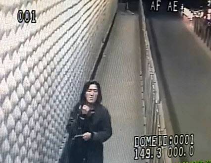 1주일째 행적 묘연했던 여대생, 끝내 시신으로 발견 - 서울 강서구에 사는 여대생 이수현(20)씨가 실종된지 8일째인 21일 끝내 시신으로 발견됐다. 사진은 지난 14일 오후 마포구 홍대입구역 인근에서 친구들과 술자리를 가진 뒤 이씨가 밤 11시 40분쯤 마포구 망원한강공원 지하보도를 지나는 모습. 마포경찰서 제공. 연합뉴스