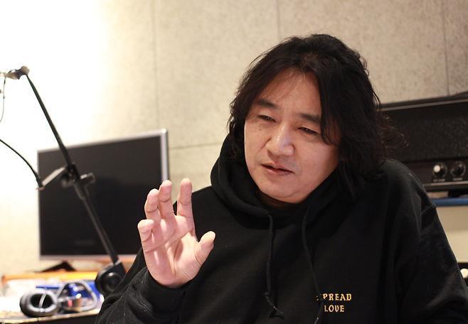 그는 이날 기자와의 인터뷰에서 “세계에서 가장 값싼 물건이 한국음악이다. 나는 그걸 용납할 수 없다”고 강하게 현실을 비판했다. 그는 바른음원 협동조합 이사장으로 활동하고 있다. / 사진=시사저널e