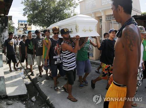 필리핀에서 경찰에 사살된 마약용의자 운구 모습[EPA=연합뉴스 자료사진]