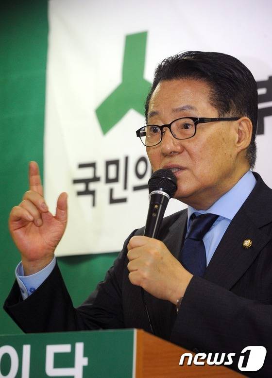 박지원 국민의당 원내대표가 22일 오후 부산 진구 양정동 국민의당 부산시당에서 발언을 하고 있다. 2016.12.22/뉴스1 © News1 여주연 기자