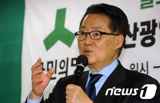 박지원 국민의당 원내대표가 22일 오후 부산 진구 양정동 부산시당에서 열린 연제구지역위원회의 당원대표자대회에 참석해 발언하고 있다.  2016.12.22/뉴스1 © News1 여주연 기자