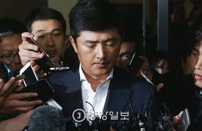한때 최순실 씨의 최측근으로 알려진 고영태 씨가 11월 31일 서울중앙지검에서 참고인 조사를 마친 뒤 기자들의 질문에 답하고 있다. 최순실 국정농단 사실을 폭로하게 된 이유에 대해 그는 “나쁜 일은 밝혀야 하는 거 아니냐”고 쿨하게 답했다. [사진 중앙포토]