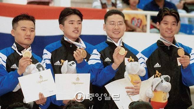 1998년 방콕 아시아경기대회에서 고영태 씨가 펜싱 부문-단체 사브르에 출전해 금메달을 목에 걸었다. 그는 이후 ‘비선 실세’ 최순실 씨를 통해 박 대통령의 가방을 제작하면서 화제를 모았다. [사진 중앙포토]