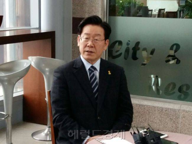 [사진설명=이재명 성남시장이 22일 안동 카톨릭상지대에서 열린 ‘2016 대한민국을 말하다’ 초청 강연에 앞서 기자간담회를 하고 있다.&nbsp; &nbsp;김병진 기자/kbj7653@heraldcorp.com]