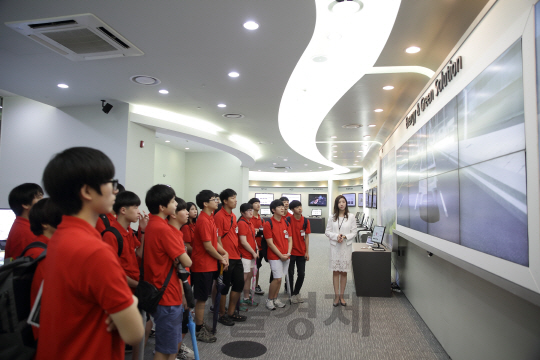 정보기술 전문가를 꿈꾸는 고등학생들이 LG CNS 상암IT센터를 방문해 직원으로부터 회사의 서비스에 대해 설명을 듣고 있다./사진제공=LG CNS