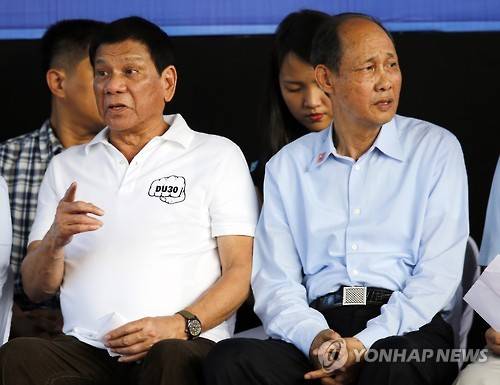 두테르테 필리핀 대통령(왼쪽)과 마약용의자 재활센터 건설을 지원한 중국 부동산갑부인 황루룬 스지진위안(世紀金源) 그룹 회장[EPA=연합뉴스 자료사진]