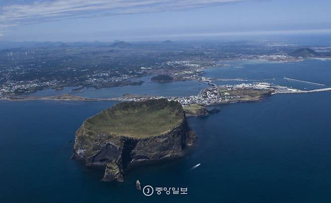 헬기에서 내려다본 성산일출봉.