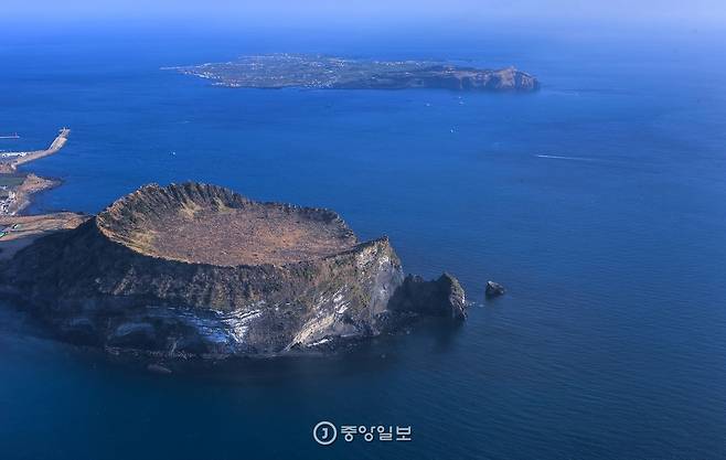 헬기를 타고 내려다본 성산일출봉과 우도.