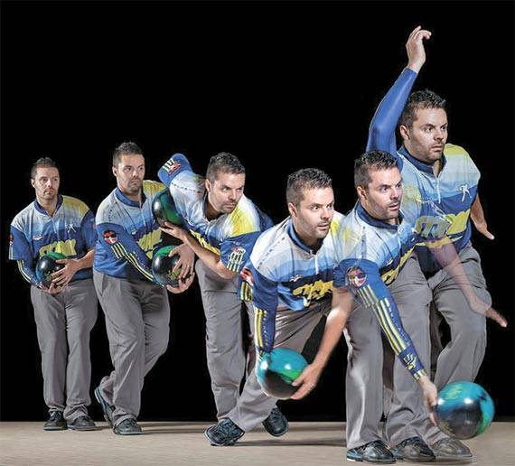 프로볼러 제이슨 벨몬트는 두 손으로 스윙을 한다. 감싸안 듯 두 손으로 볼링공을 던지면 회전이 많아져서 스트라이크를 칠 가능성도 높다고 한다. 사진은 스윙 폼을 연속 동작으로 합성한 모습. [사진 벨몬트 홈페이지]