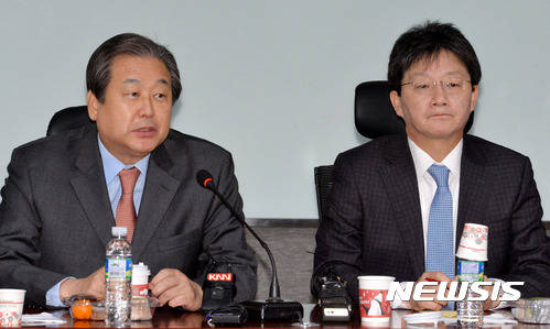 【서울=뉴시스】박진희 기자 = 새누리당 김무성(왼쪽) 전 대표와 유승민 의원이 23일 오전 서울 여의도 국회 의원회관에서 열린 보수신당 창당추진위 회의에 참석하고 있다. 2016.12.23.   pak7130@newsis.com