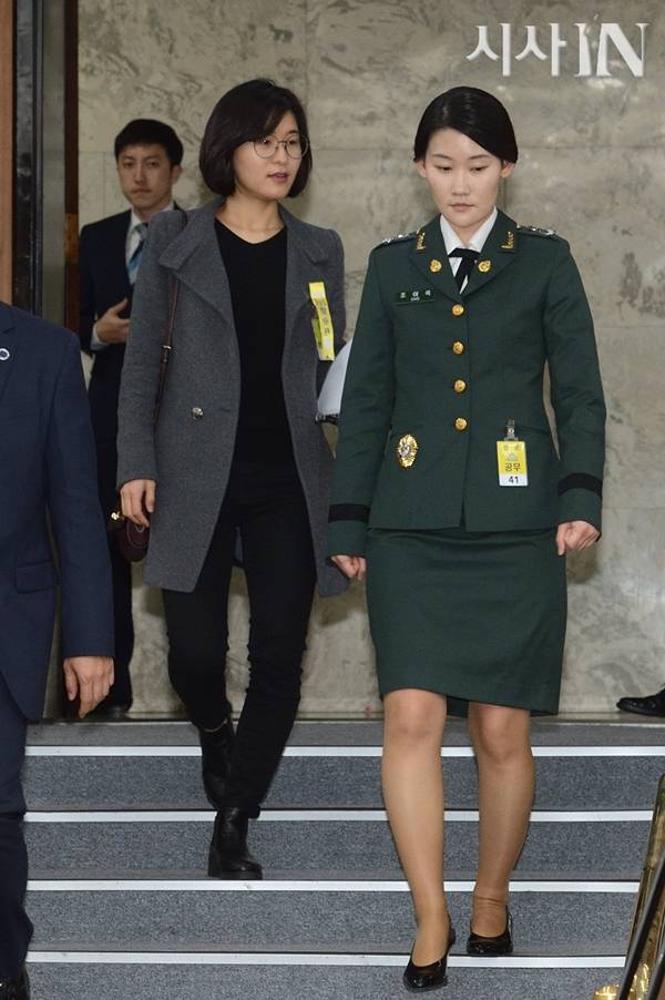 ⓒ시사IN 이명익 조여옥 대위(오른쪽)와 청문회장에 동행한 이슬비 대위(왼쪽)