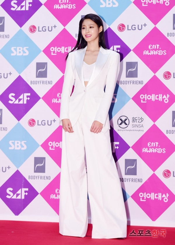 '2016 SAF SBS 연예대상' 레드카펫 행사에 참석하고 있는 AOA 설현.사진=이혜영 기자 lhy@hankooki.com