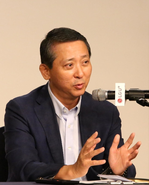 지난 9월 서울 용산 사옥에서 열린 기자 간담회에서 발언하는 권영수 LG유플러스 부회장 [LG유플러스 제공=연합뉴스]