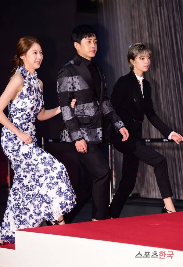 '2016 SAF SBS 연예대상' 레드카펫 행사에 참석한 공승연 김민석 공정연. 사진=이혜영 기자 lhy@hankooki.com