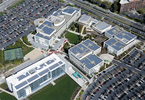 미국 캘리포니아 샌머테이오시에 있는 태양광 기업 솔라시티 본사. 건물 옥상과 외벽이 온통 태양전지 패널로 덮여 있다. 일론 머스크 테슬라 창업자는 올해 솔라시티를 합병하면서 태양광으로만 에너지를 자급자족할 수 있는 마을을 만들겠다고 밝혔다. /솔라시티