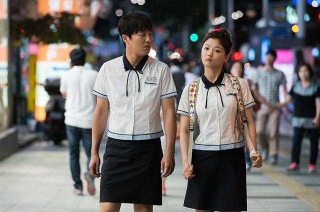 영화 ‘사랑하기 때문에’에서 여고생으로 빙의된 차태현(왼쪽)이 김유정과 함께 거리를 활보하고 있다. NEW제공