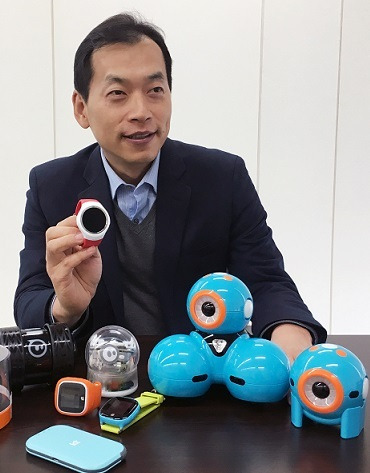 인포마크 최혁 대표가 키즈폰과 연동되는 스마트토이 제품들을 소개하고 있다.