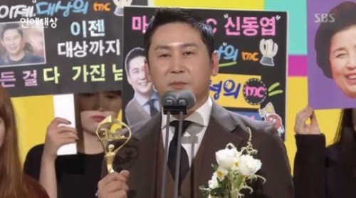 25일 밤 방송된 2016 SBS 연예대상에서 신동엽이 대상을 수상했다. (사진=SBS 방송화면 캡처)