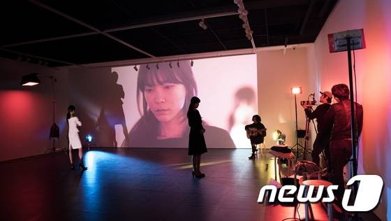 박경근 작가의 갤러리현대 전시 리허설 장면. (갤러리현대 제공) © News1