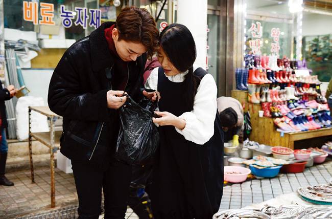 여행 중에 시장에 들르면 상인들의 넉넉한 인심이 좋아 무조건 “이거 다 주세요” 한다. 시장 한 바퀴 돌고 나면 어느새 장바구니에 한가득. 산타 할아버지가 된 기분으로 일행들에게 시장에서 사 온 선물을 나눠주면 함께하는 추억이 또 하나 생긴다.