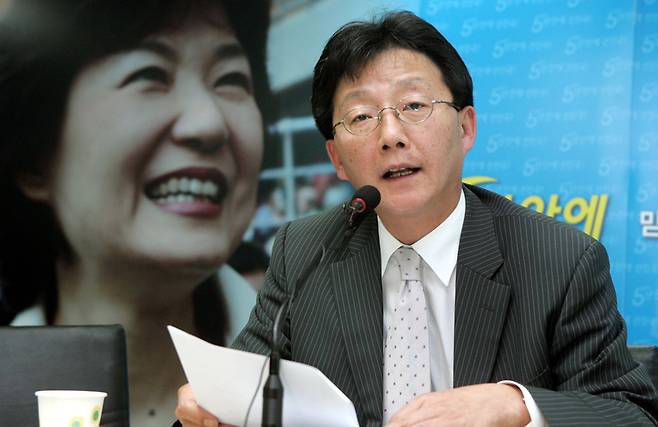 박근혜 캠프의 유승민 의원이 2007년 7월6일 서울 여의도 선대위 사무실에서 연 기자회견에서 이명박 전 서울시장이 지난 96년 공직자 재산신고때 양재동 빌딩 매각대금, 압구정동 아파트, 서초동 부동산 등 3건 총 62억원 상당을 누락했는데, 이 전 시장이 직접 해명하라”고 주장하고 있다. 김종수 기자 jongsoo@hani.co.kr