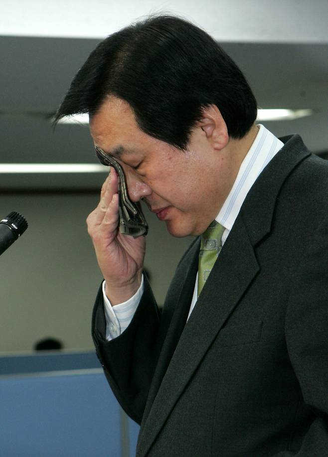 2008년 3월14일 한나라당 공천에서 탈락한 김무성 최고위원이 여의도 당사에서 열린 최고위원회의 도중 자리를 박차고 나와 기자실에서 공천 탈락에 항의해 탈당 의사를 밝히는 기자회견을 하던 중 감정이 복받치는 듯 눈시울이 붉어지더니 손수건을 꺼내 눈가를 닦고 있다. 강재훈 선임기자 khan@hani.co.kr